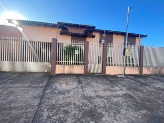 Bela casa com 2 quartos.