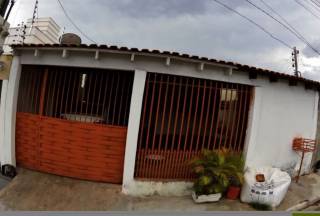 Ótima casa com 2 quartos.