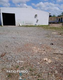 Ótimo Barracão na Avenida da Feb.