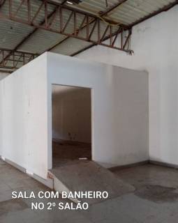 Ótimo Barracão na Avenida da Feb.