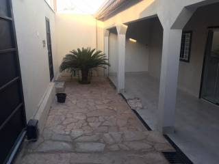 Bela casa com 2 quartos.