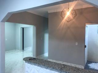 Bela casa com 2 quartos.