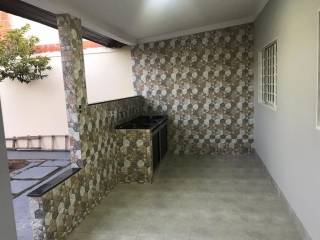 Bela casa com 2 quartos.