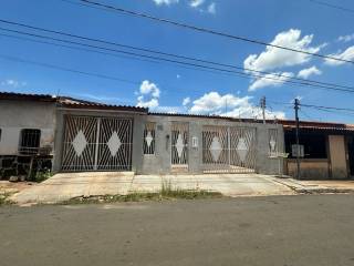 Ótima casa com 2 quartos.