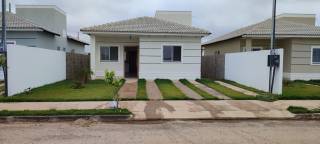 Bela casa em condomínio fechado com 3 quartos.