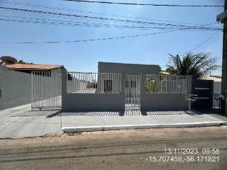 Ótima casa com 2 quartos e um terreno amplo.