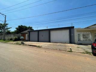 Belíssima casa com 2 quartos.