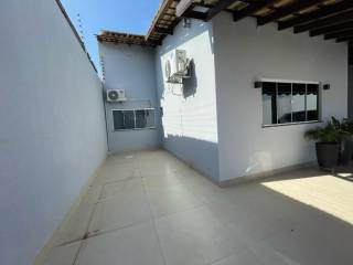 Belíssima casa com 2 quartos.