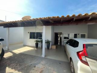 Belíssima casa com 2 quartos.