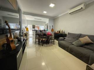 Belíssima casa com 2 quartos.