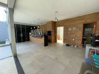 Belíssima casa com 2 quartos.