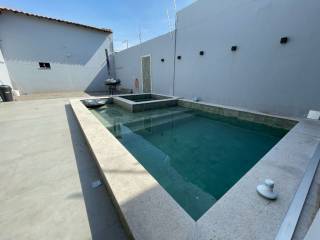 Belíssima casa com 2 quartos.