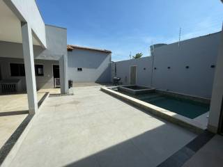 Belíssima casa com 2 quartos.