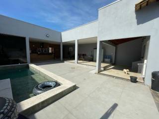 Belíssima casa com 2 quartos.