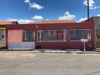 Bela casa com 2 quartos.