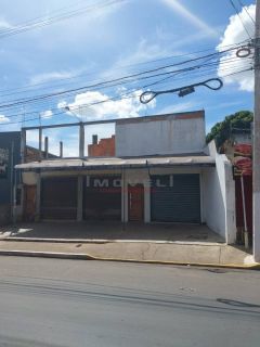 Excelente ponto comercial com 2 salões comerciais e uma casa nos fundos.