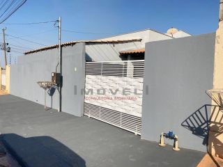 Bela casa com 2 quartos.