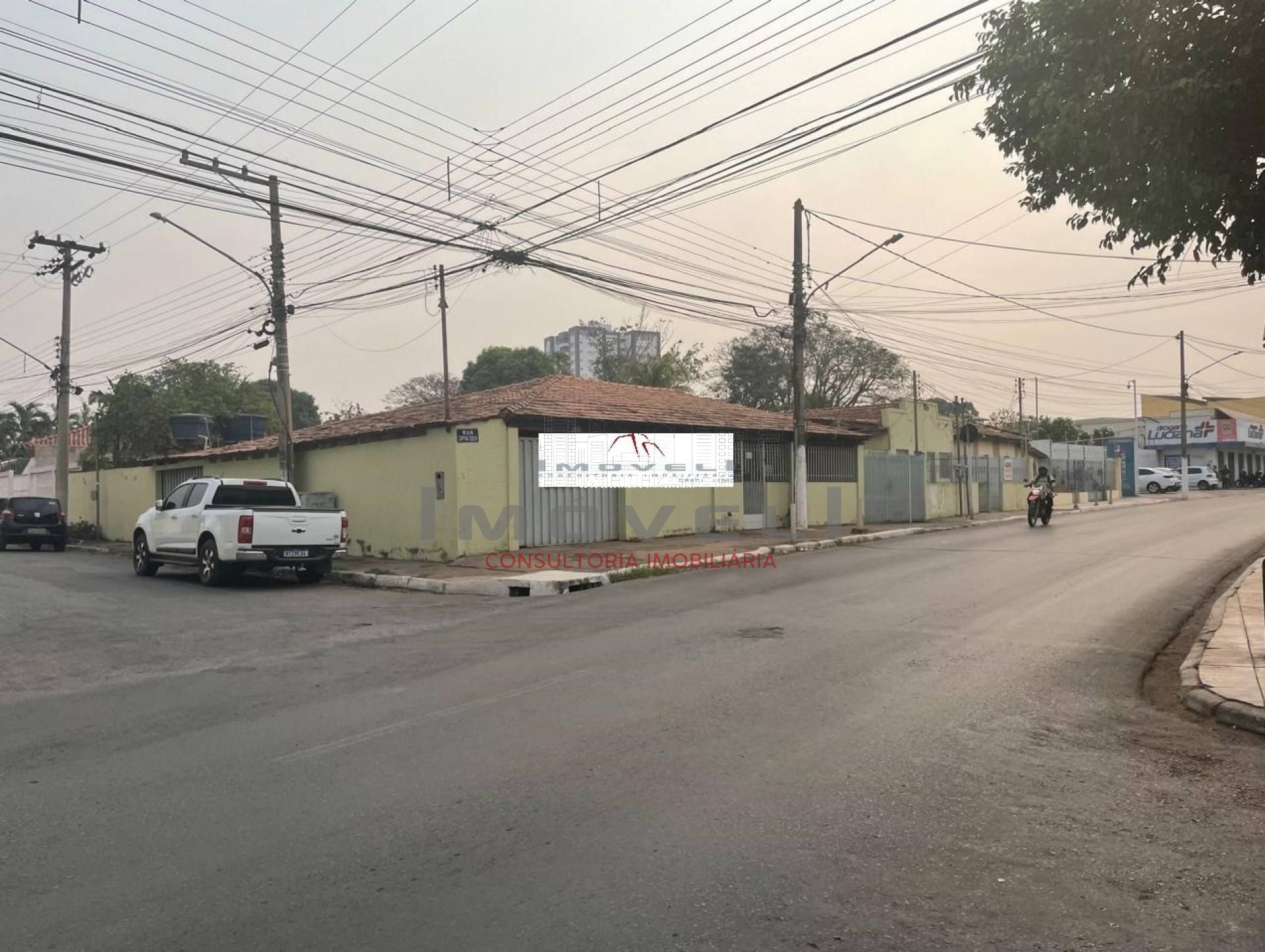 Uma casa de 4 quartos e 3 kitnet de 1 quarto à venda !!!