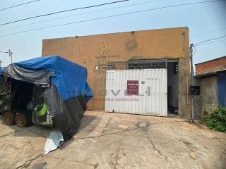 Linda casa com 2 quartos e sala comercial na frente.