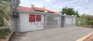 Linda casa com Piscina localizada a poucos metros da Avenida julio Campos  !