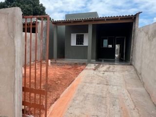 Casa com 2/4 sendo 1 suíte no Canelas