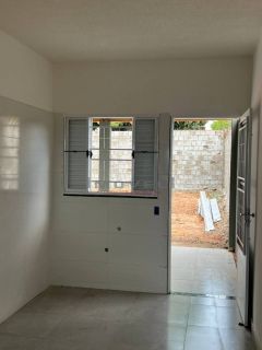 Casa com 2/4 sendo 1 suíte no Canelas