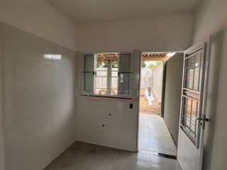 Casa com 2/4 sendo 1 suíte no Canelas