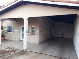 Casa Espaçosa com 3/4, 2 Suítes, Garagem p/ 3 Carros e Piscina