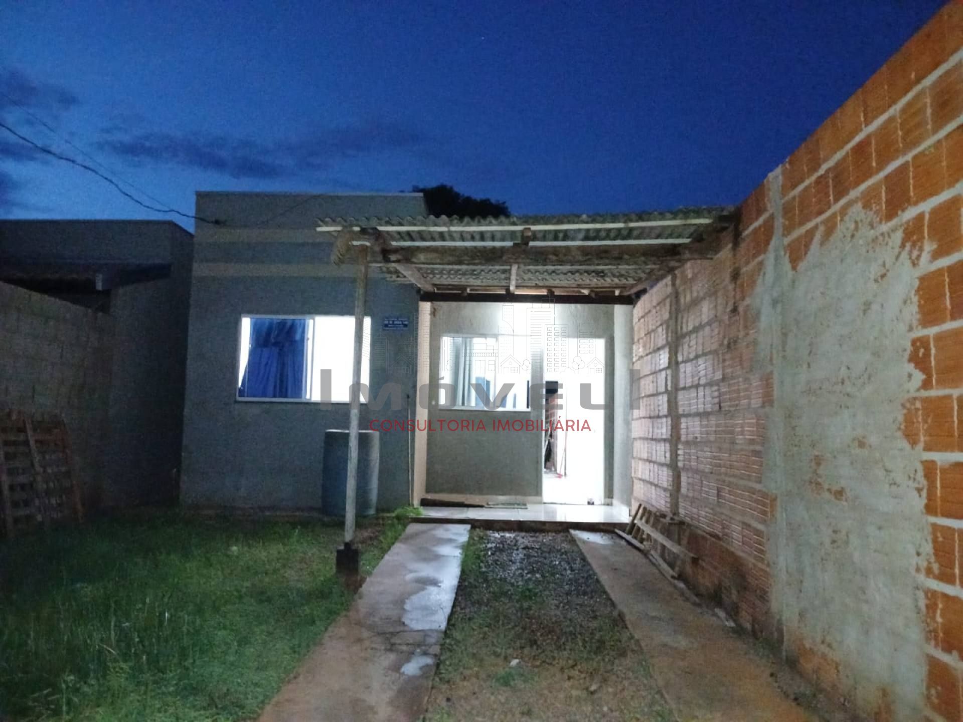 Casa Com 2/4 e Área de Serviço Coberta