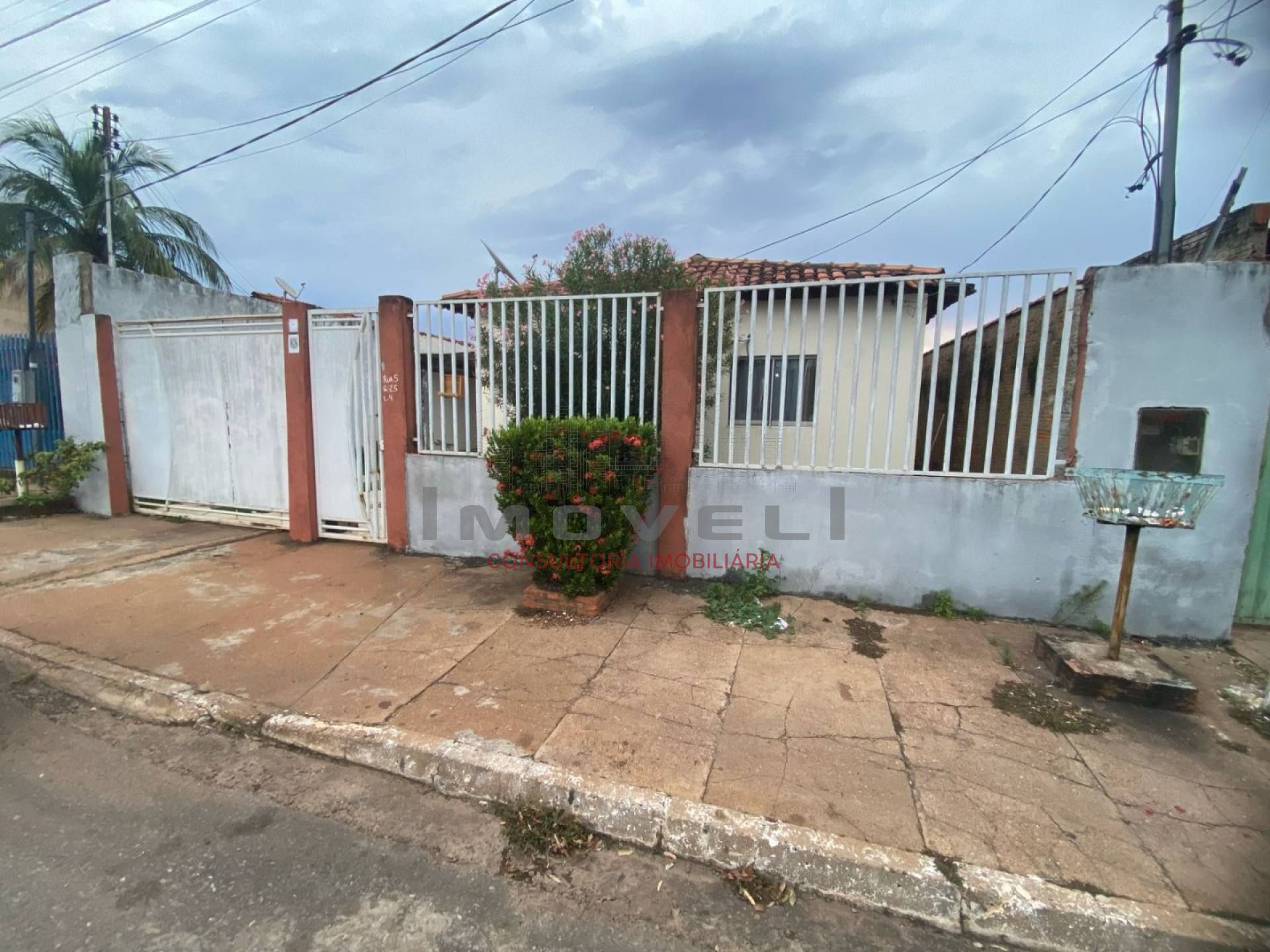 Casa com 2/4 no bairro Marajoara em Várzea Grande