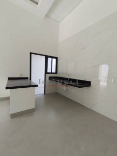 CASA EM CUIABA PARQUE ORAHA   Terreno 6x30=180 Área Construída 99,75  Porcelanato Incepa Piso 90x90 Parede WC 90x90 Parede Coz/Lav 60x1,20  Esquadrias em alumínio preto com alizar.  Portas de madeira  Metais Rainha    Casa Unifamiliar  03 Qtos sendo 1 Sui