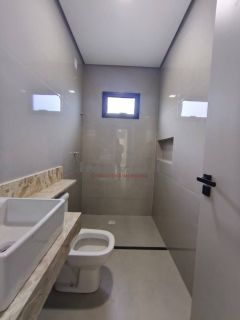 CASA EM CUIABA PARQUE ORAHA   Terreno 6x30=180 Área Construída 99,75  Porcelanato Incepa Piso 90x90 Parede WC 90x90 Parede Coz/Lav 60x1,20  Esquadrias em alumínio preto com alizar.  Portas de madeira  Metais Rainha    Casa Unifamiliar  03 Qtos sendo 1 Sui