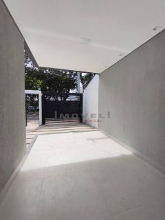 CASA EM CUIABA PARQUE ORAHA   Terreno 6x30=180 Área Construída 99,75  Porcelanato Incepa Piso 90x90 Parede WC 90x90 Parede Coz/Lav 60x1,20  Esquadrias em alumínio preto com alizar.  Portas de madeira  Metais Rainha    Casa Unifamiliar  03 Qtos sendo 1 Sui