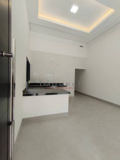 CASA EM CUIABA PARQUE ORAHA   Terreno 6x30=180 Área Construída 99,75  Porcelanato Incepa Piso 90x90 Parede WC 90x90 Parede Coz/Lav 60x1,20  Esquadrias em alumínio preto com alizar.  Portas de madeira  Metais Rainha    Casa Unifamiliar  03 Qtos sendo 1 Sui