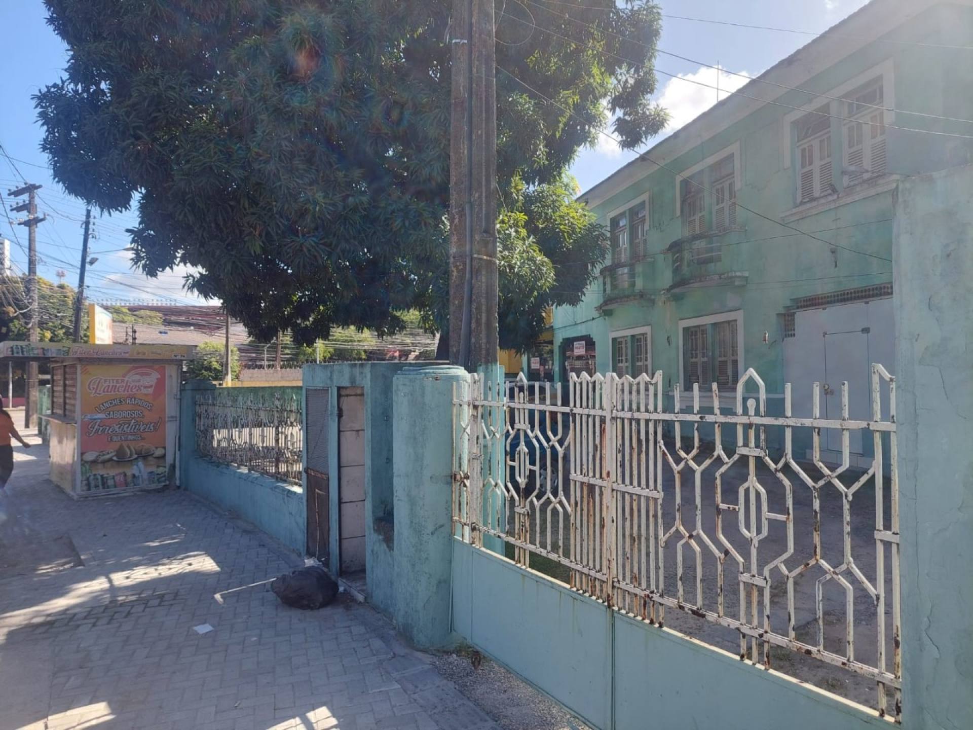 Venda de casa comercial na Madalena.