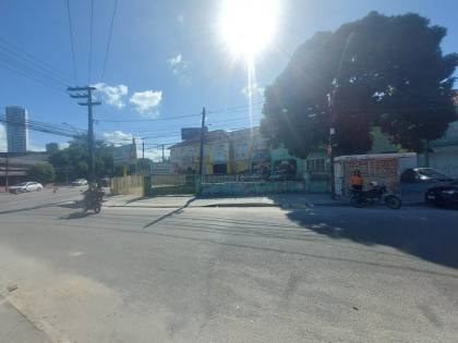 Venda de casa comercial na Madalena.