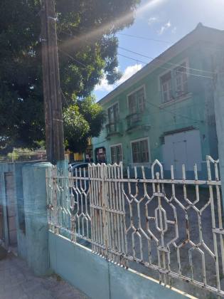 Venda de casa comercial na Madalena.