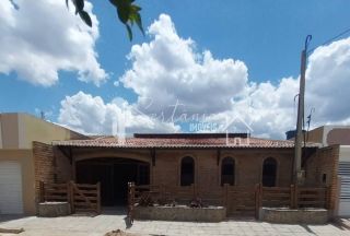 Casa para Alugar com Excelente Localização na Rua Rui Barbosa, 155 – Centro – Sertânia/PE.