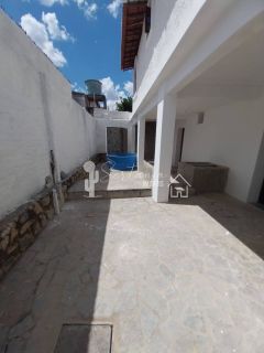 Casa para Alugar com Excelente Localização na Rua Rui Barbosa, 155 – Centro – Sertânia/PE.