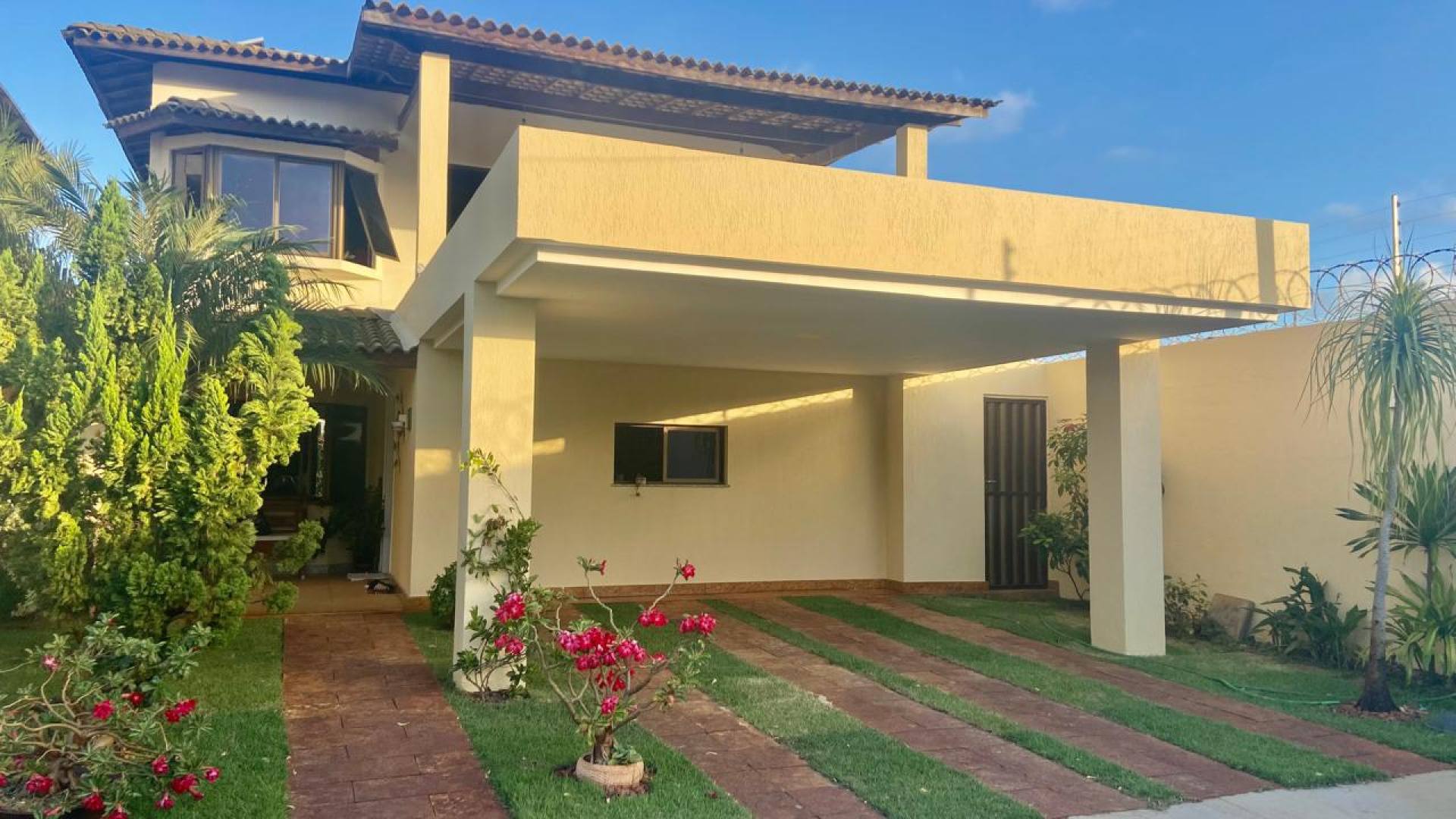 Casa Duplex com Piscina no Cond. Alamedas do Sol