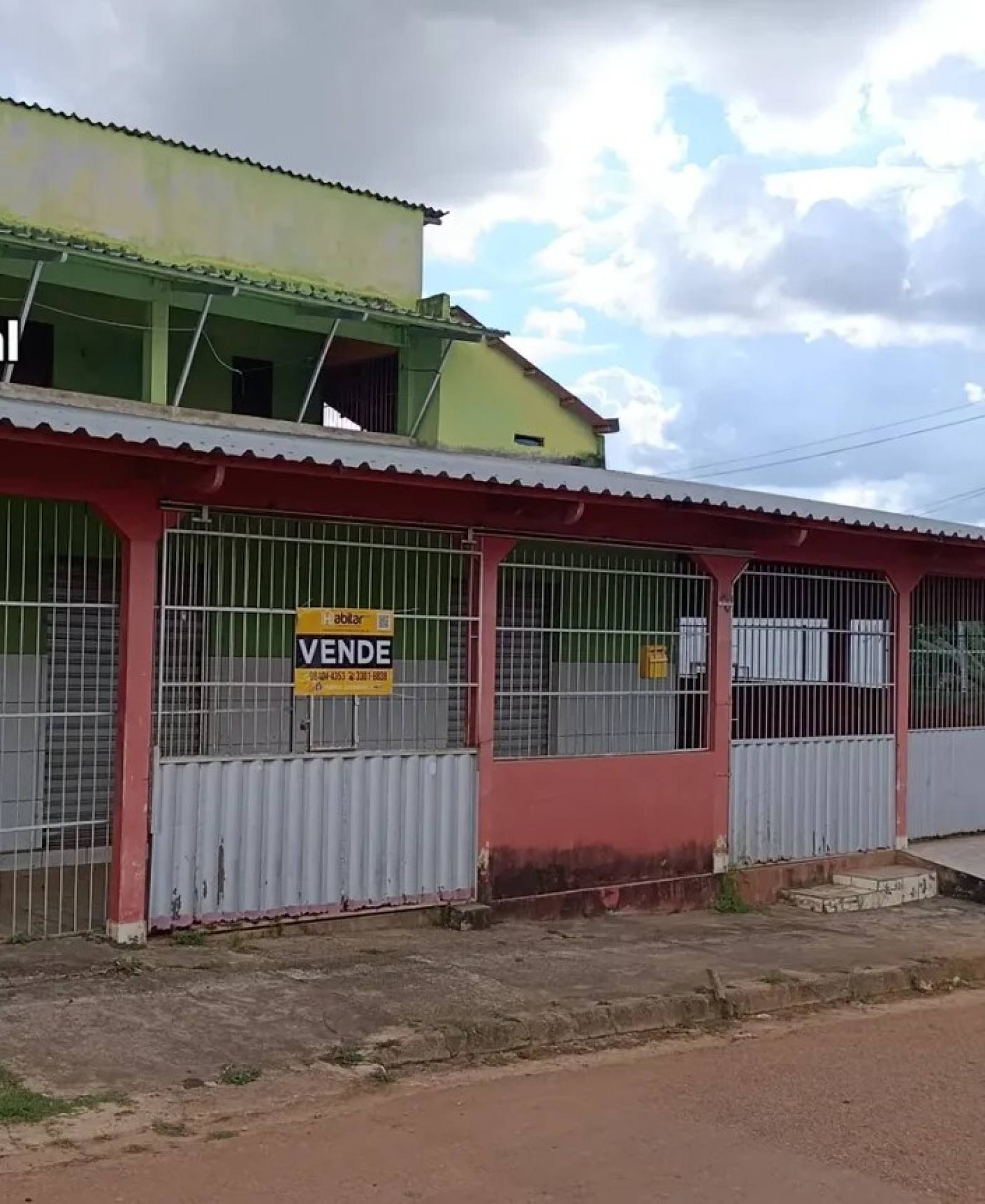 Casa com Ponto Comercial e casa com 4 quartos no bairro São Francisco em Rio Branco
