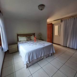 CASA À 100METROS DA PRAIA DE JURERÊ INTERNACIONAL