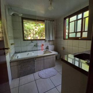 CASA À 100METROS DA PRAIA DE JURERÊ INTERNACIONAL