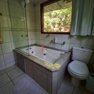 CASA À 100METROS DA PRAIA DE JURERÊ INTERNACIONAL