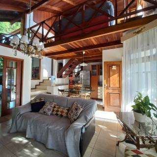 CASA À 100METROS DA PRAIA DE JURERÊ INTERNACIONAL