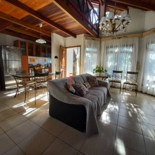 CASA À 100METROS DA PRAIA DE JURERÊ INTERNACIONAL