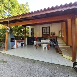 CASA À 100METROS DA PRAIA DE JURERÊ INTERNACIONAL