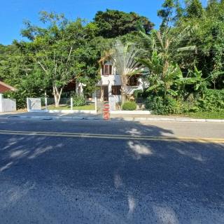 CASA À 100METROS DA PRAIA DE JURERÊ INTERNACIONAL