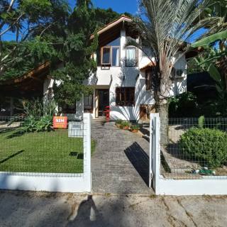 CASA À 100METROS DA PRAIA DE JURERÊ INTERNACIONAL