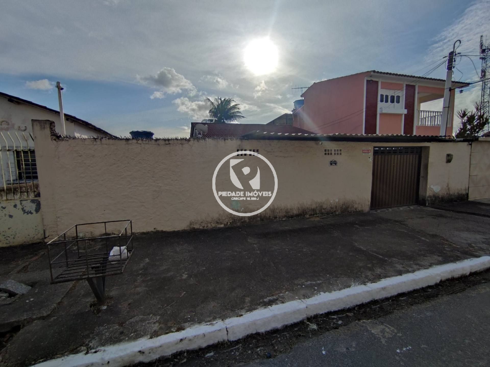 Vende excelente casa com 3 quartos em frente a estação de Tejipió